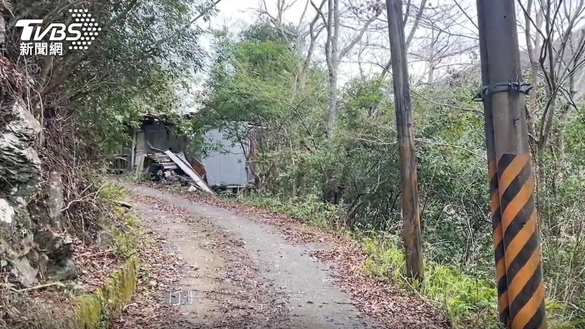 警方27日在巴陵山區卡拉道路一帶尋獲女嬰遺體。(圖/TVBS)