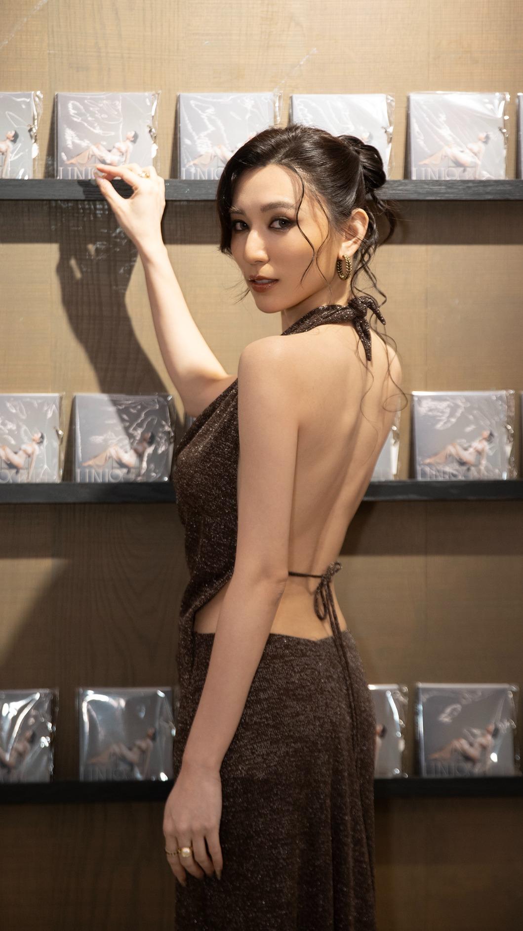 黃瑋昕以露背造型性感現身粉絲見面會。(圖/索尼音樂提供)