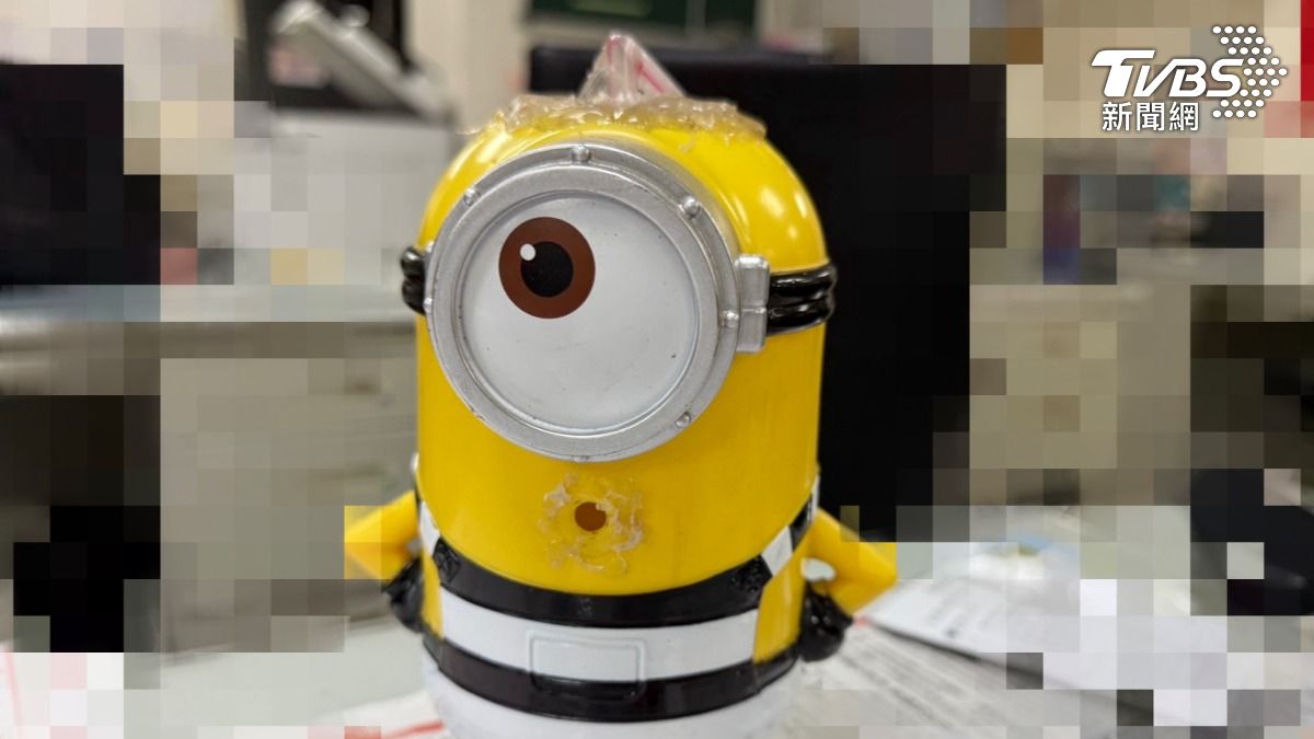 新北市一對夫妻毒駕，車內被搜出公仔改造的吸食器。 (圖／TVBS)