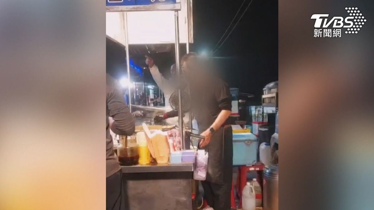 高雄大社夜市一對夫妻要求製作「沒有燒焦」的章魚燒遭婉拒後,竟當場飆罵並搖晃攤位。(圖/TVBS)