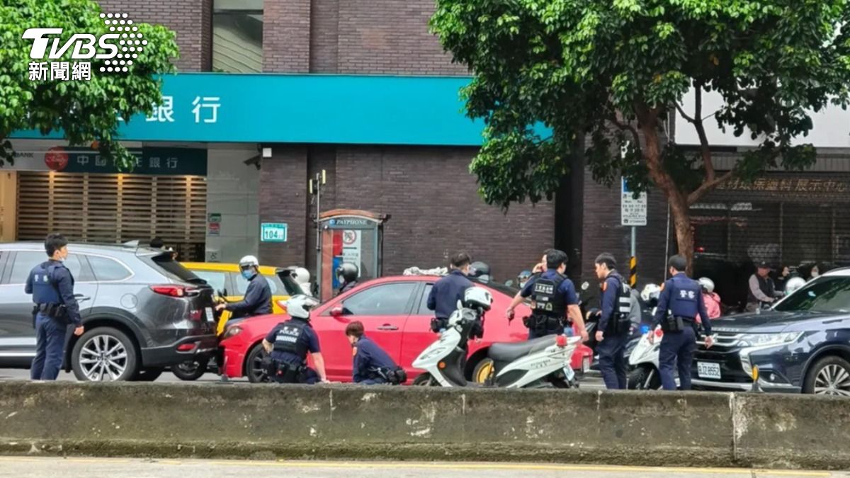 少年無照開車出門剪頭髮,見警拒檢逃逸連撞2車。(圖/TVBS)