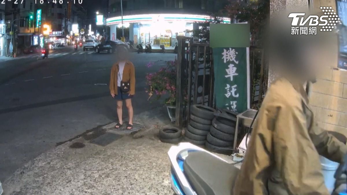 屏東一間機車行老闆好心幫顧客免費鎖好後照鏡,對方卻連一句謝謝都沒說,僅回應「好」一個字。(圖/TVBS)