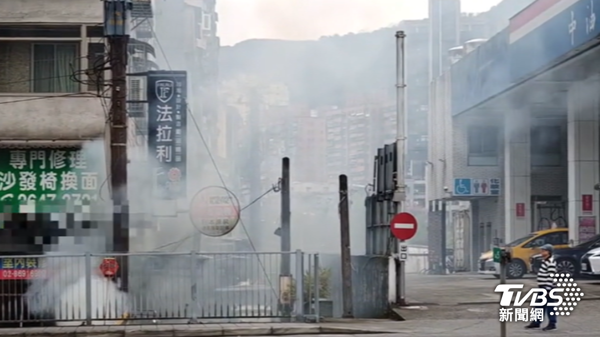 加油站旁店家開工拜拜放鞭炮。(圖/民眾提供)