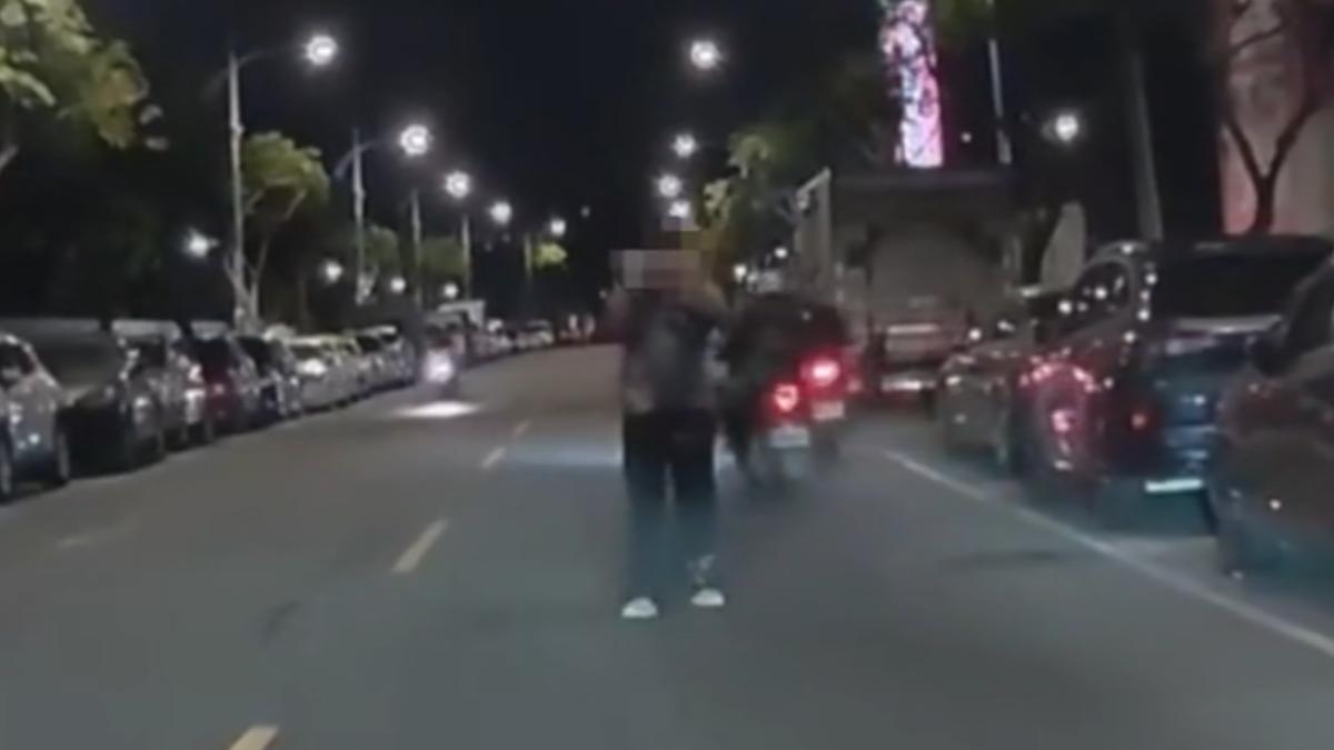 醉男站路中央攔車。(圖/民眾提供)