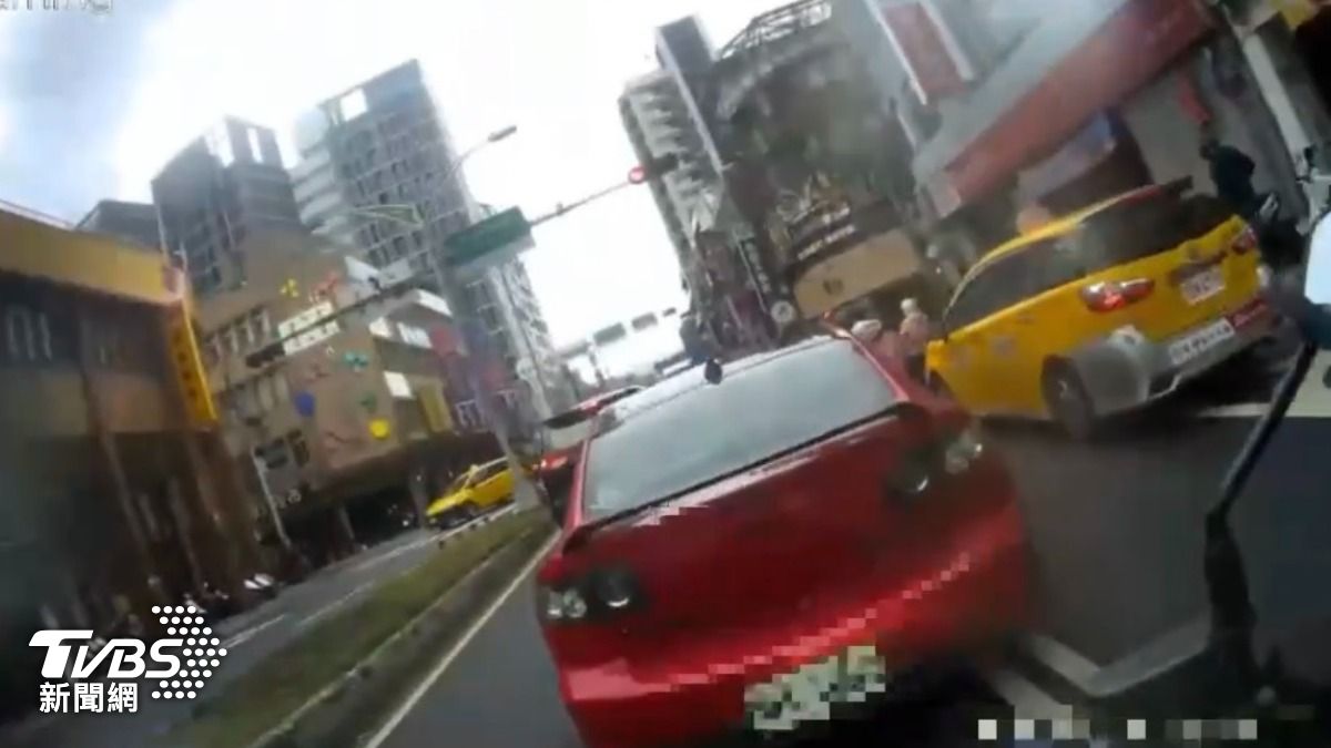 員警示意謝男停車,但謝男並未理會反而加速駛離。(圖/TVBS)