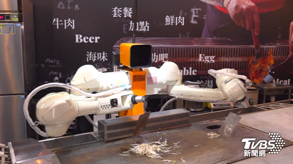 鐵板燒業者引進AI炒菜機器人。(圖/TVBS)