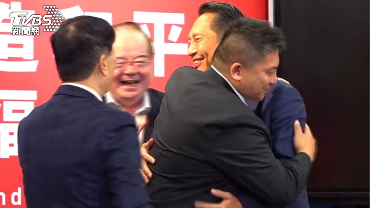 險勝!吳宗憲獲國民黨提名參選宜蘭縣長,與張勝德相擁展團結。(圖/TVBS)