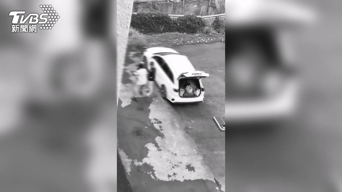 3歲童學滑步車起爭執！父持樂樂棒管教「一打倒地」　全被鄰居拍下。(圖／TVBS) 