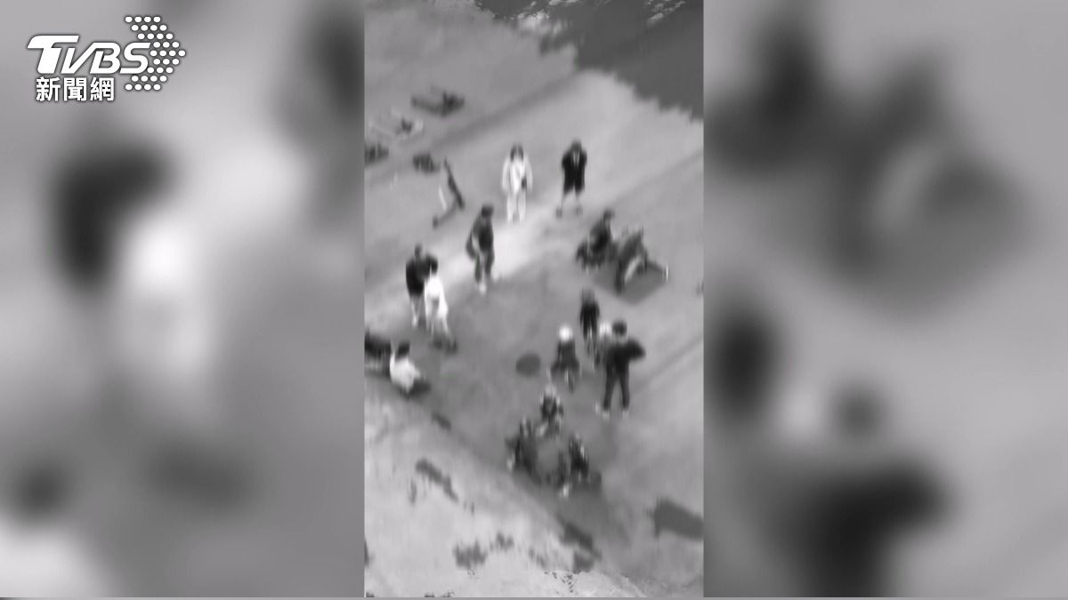 3歲童不道歉　父持球棒怒打「跌坐大哭」。(圖／TVBS) 
