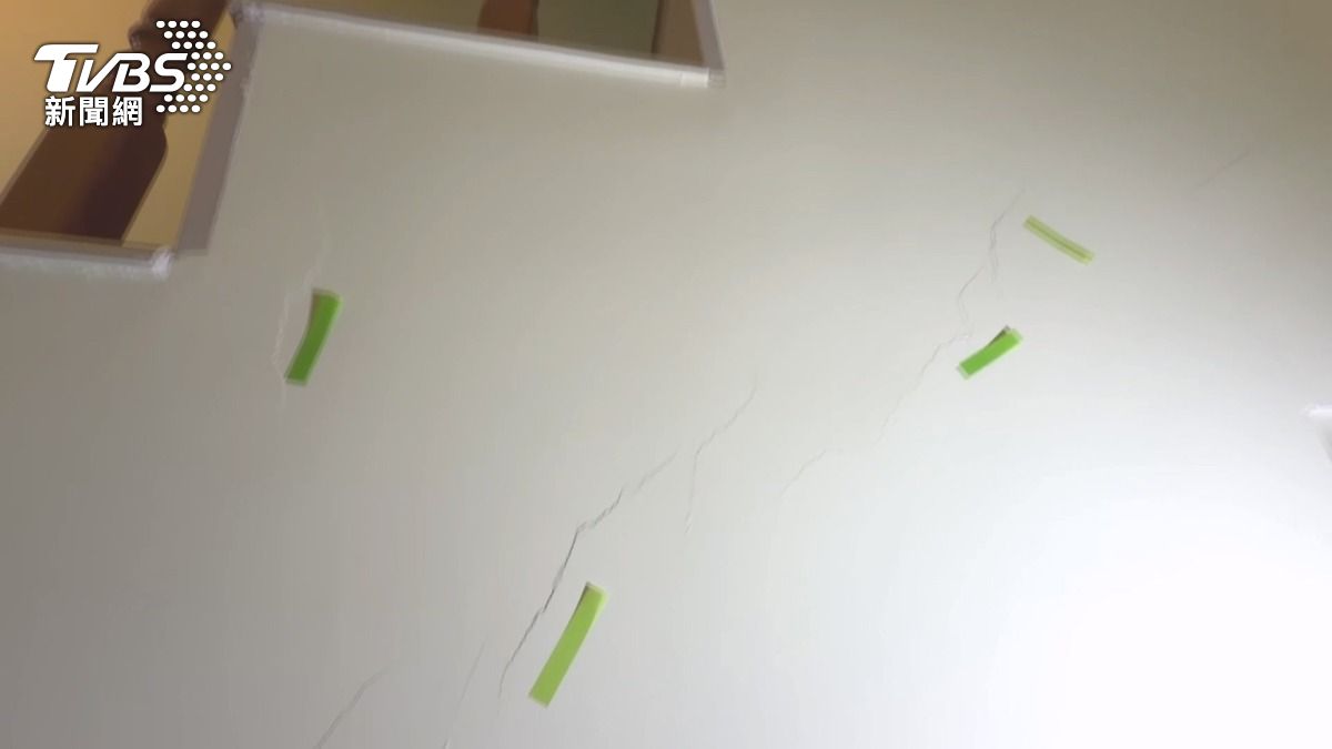 工廠震到牆裂!住戶花200萬買地震儀蒐證提告。(圖/TVBS)