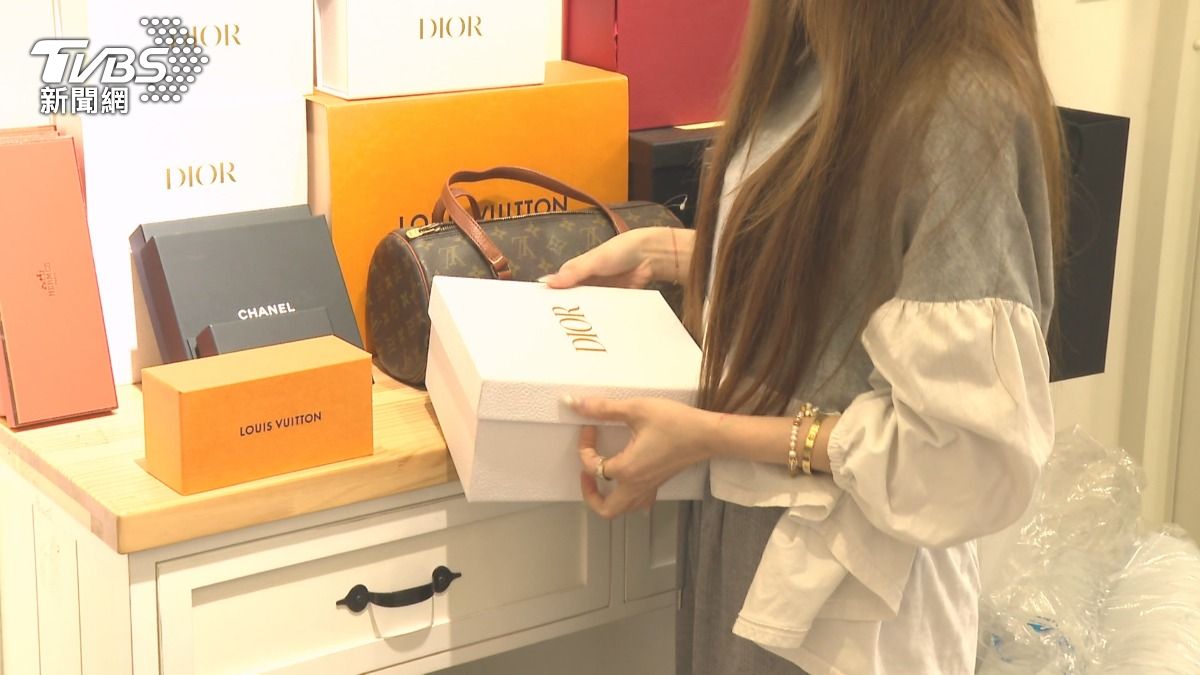 閨蜜賣假包?網紅怒報案 業者拿收據駁。(圖/TVBS)