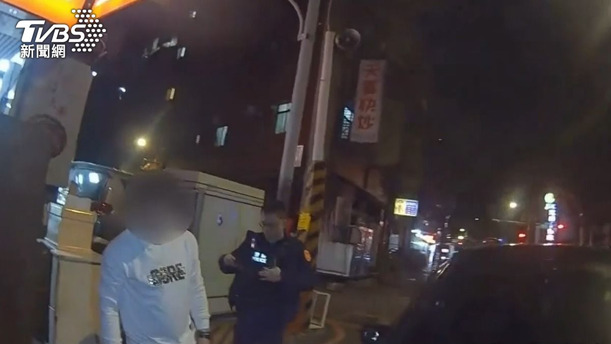 員警到場後攔下陳男，盤查過程中搜出喪屍煙彈。（圖／TVBS）