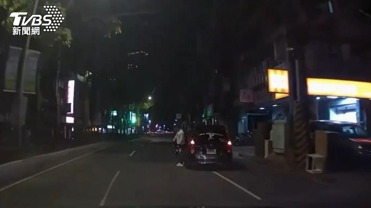 員警到場後攔下陳男。（圖／TVBS）