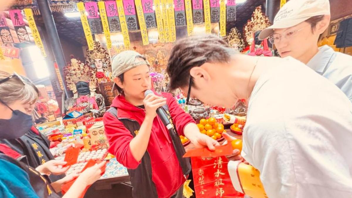 王子(右二)、邱宇辰(右一)現身祈福。(圖/翻攝自大溪鳳山寺廣澤宮臉書)