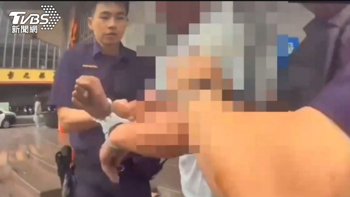 屏東3煞持球棒警局旁砸車，2員警受傷壓制。（圖／TVBS）