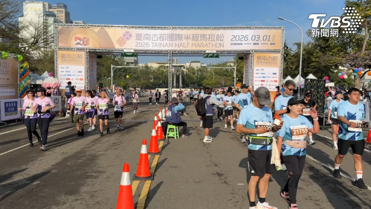 台南古都國際半程馬拉松1號清晨正式登場,報名人數突破新高來到2.5萬人,最吸睛的則是補給站,不只有龍蝦吃到飽,還有必比登推薦名店(圖/TVBS)