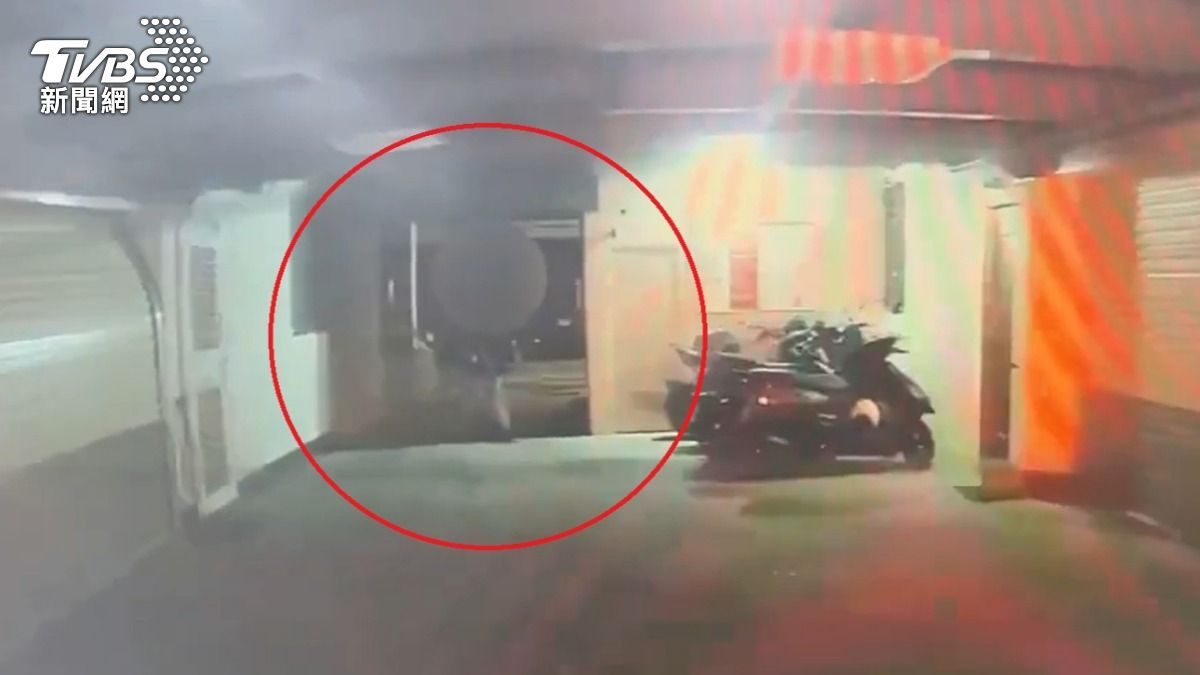 男子在停車場持BB槍射擊,警火速逮人送辦。(圖/TVBS)