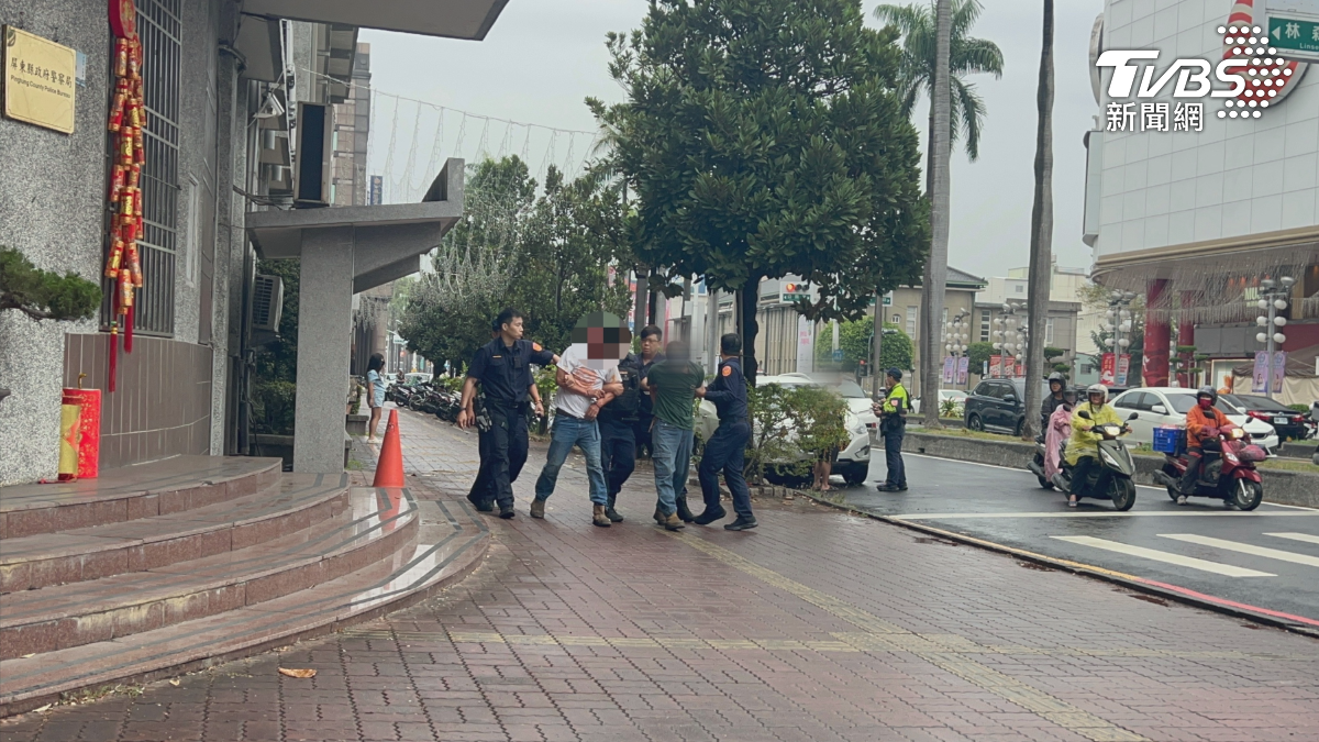 值班員警聽聞巨大聲響，以為有車禍，衝出警局外之後，發現有人在屏東縣警局前砸車，緊急呼叫支援，將動手的3人壓制逮捕（圖／TVBS）