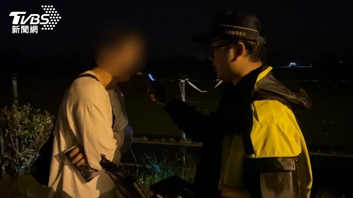 花蓮警「酒駕闖紅燈」猛撞前車，共造成3人受傷。（圖／TVBS）