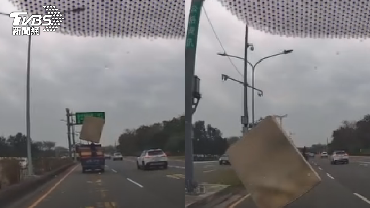 床墊從後車斗直接掉了下來，後車見狀緊急煞車，差一點就要造成事故，誇張場面全被錄下（圖／翻攝社會事影音）