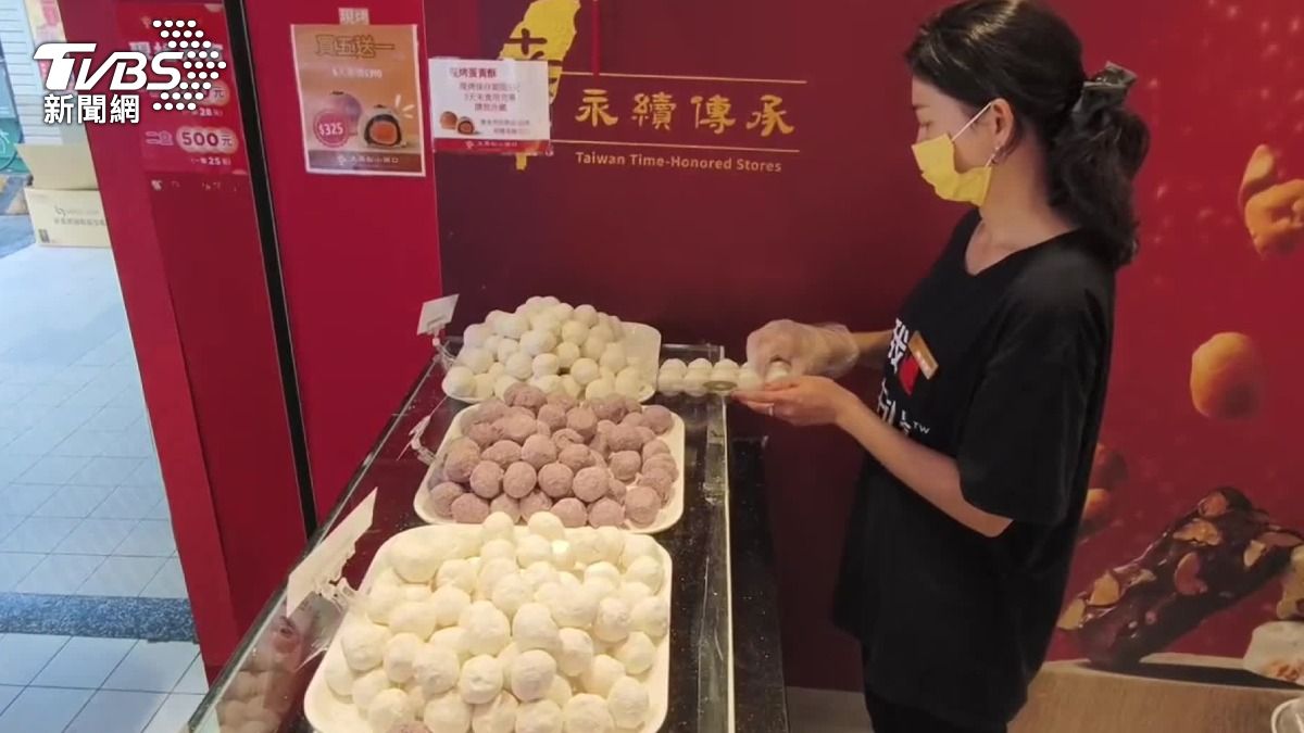 伴手禮名店大黑松小倆口,今年一樣推出現搖元宵,透露每天都要出動不少師傅來作業,平均每天要搖兩萬顆元宵。(圖/TVBS)