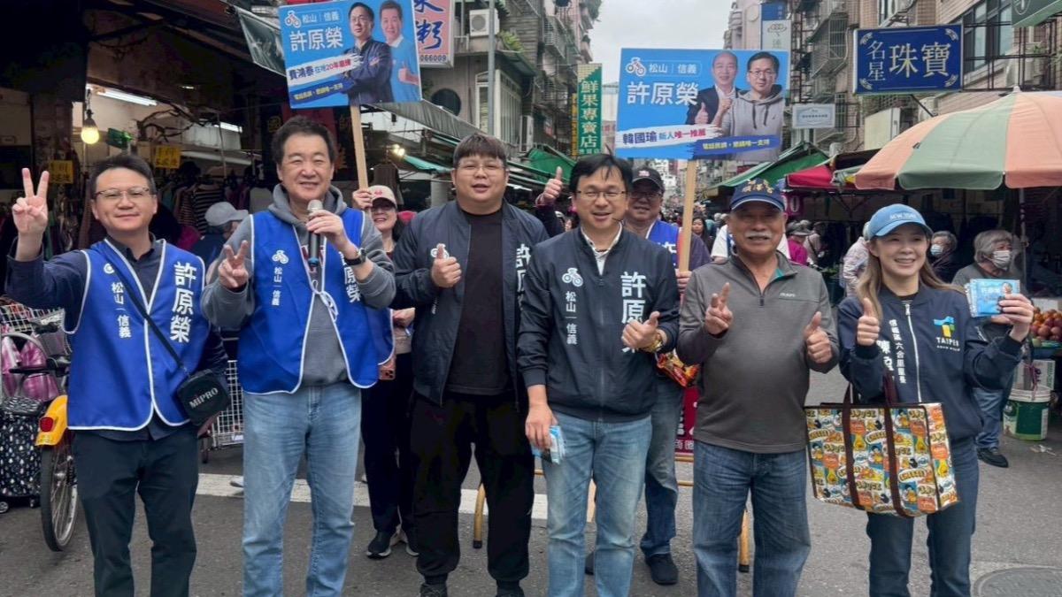 曾任北市松信區議員、立委的費鴻泰特地為許原榮掃街拉票。(圖/翻攝許原榮粉專)