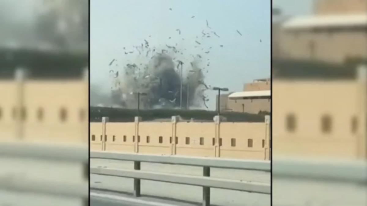 伊朗發動大規模報復空襲，巴林美軍第五艦隊基地遭飛彈擊中冒出濃煙。（圖／路透社)
