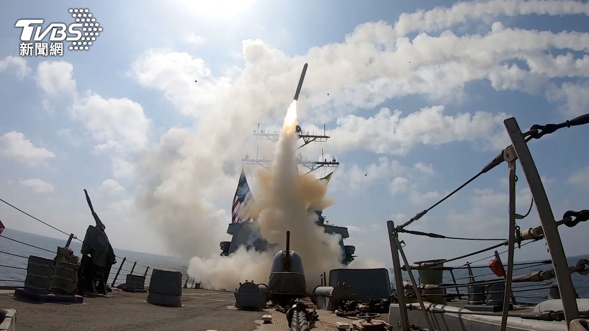 美國軍艦向伊朗發射飛彈。(圖/達志影像美聯社)