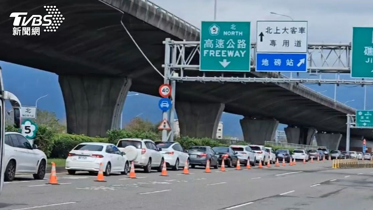 北返車潮眾多,目前北上回堵四公里。(圖/TVBS)