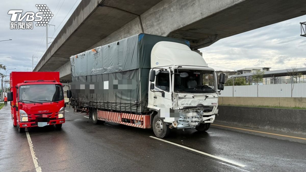 桃園小客車遭大貨車「高速撞擊」,2死1命危。(圖/TVBS)
