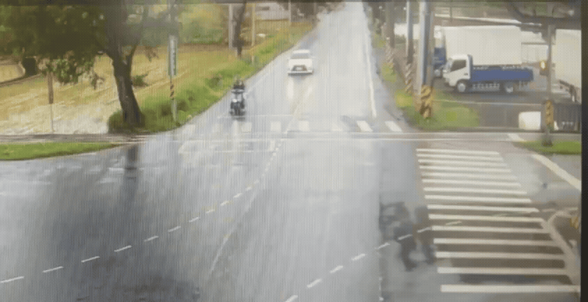 桃園小客車遭大貨車「高速撞擊」,2死1命危。(圖/TVBS)