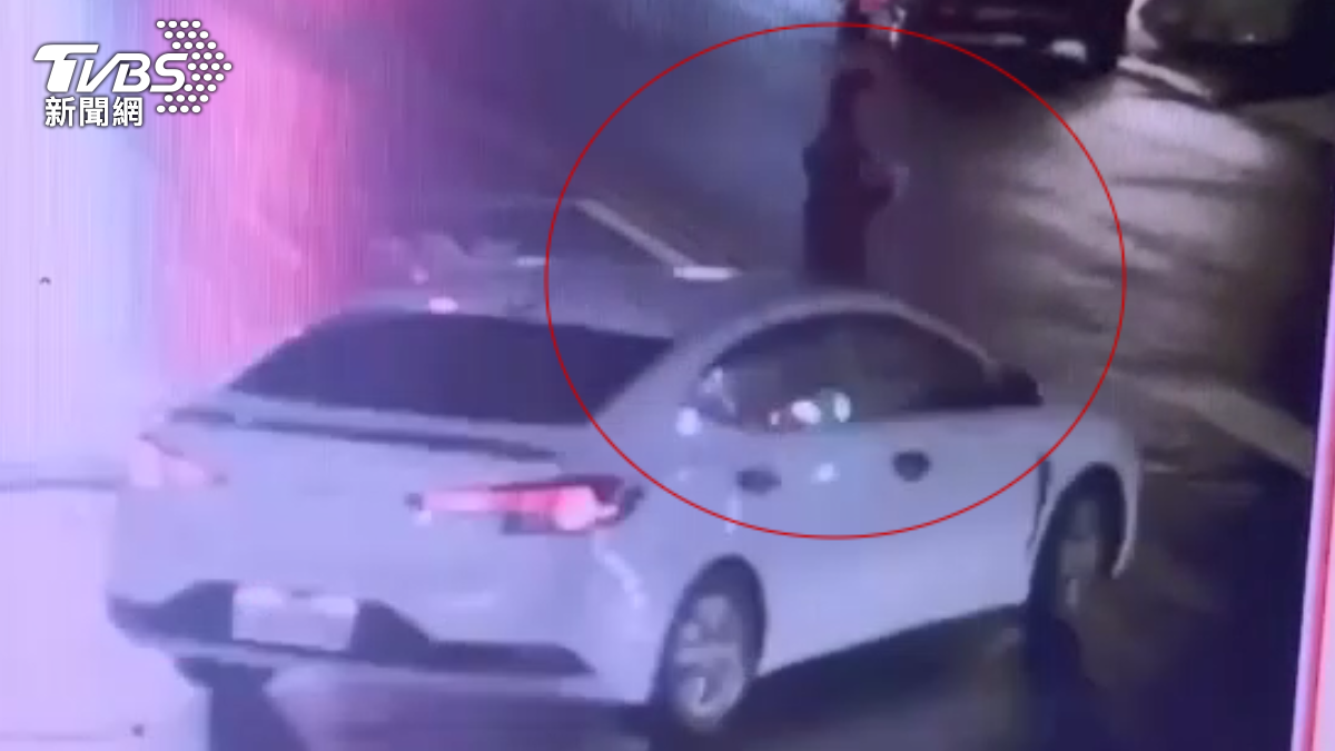 在高雄林園區一名女子過馬路前特地停下腳步，眼觀四面八方，確認沒有來車才穿越馬路，不過怎麼也沒想到，走到一半，一部白色轎車左轉速度飛快，完全沒有煞停直接撞了上去（圖／翻攝　臉書林園　五四三聊天專用 ）