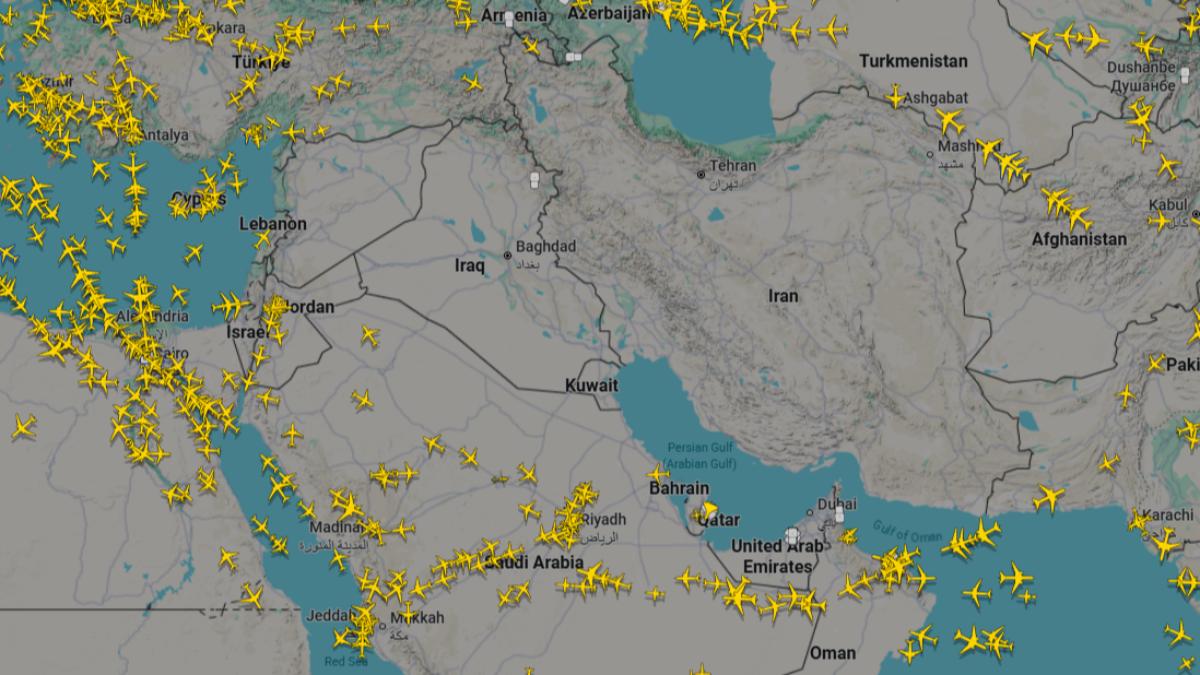 伊朗領空一片清空，下方的杜拜被迫停擺。（圖／翻攝自flightradar24）