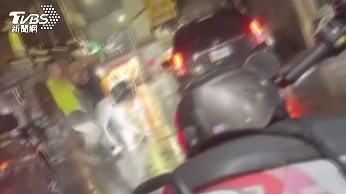 雲林斗六發生行車糾紛互嗆,兩人在路中大打出手( TVBS/圖)