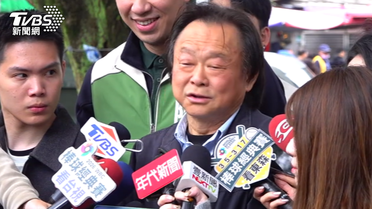 王世堅替子弟兵掃街拜票，展現高人氣，民眾搶著合影。（圖／TVBS）