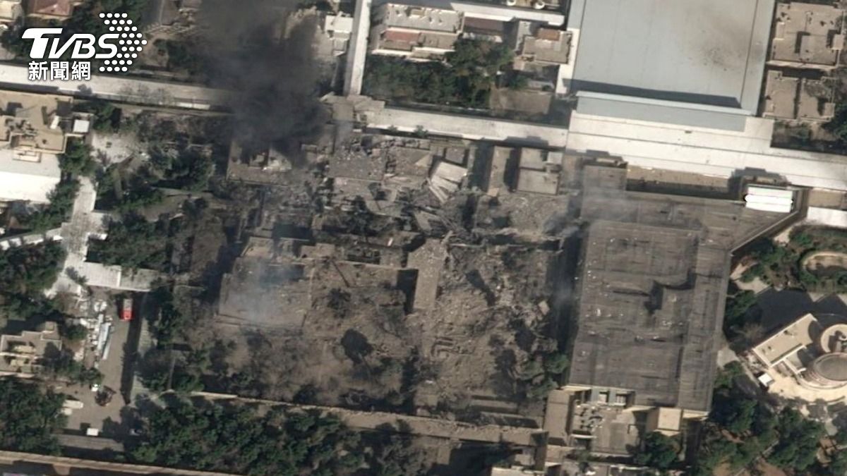 根據衛星畫面,哈米尼官邸建築嚴重倒塌受損。(圖/達志影像路透社)