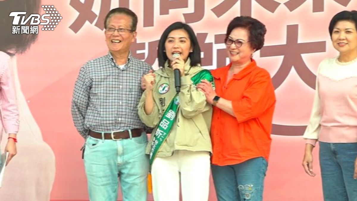 劉品妡找來家人打親情牌，湧言會大陣仗出動站台力挺。（圖／TVBS）
