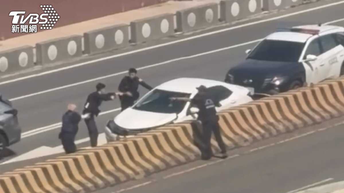 台南安南區1號中午發生一起警匪追逐,員警巡邏發現失竊車輛上前攔查,駕駛拒檢加速狂飆,途中兩度逆向,直到自撞分隔島才停下,警方破窗壓制男子,意外發現竟是名毒品通緝犯。(圖/翻攝 threads@weiwz)