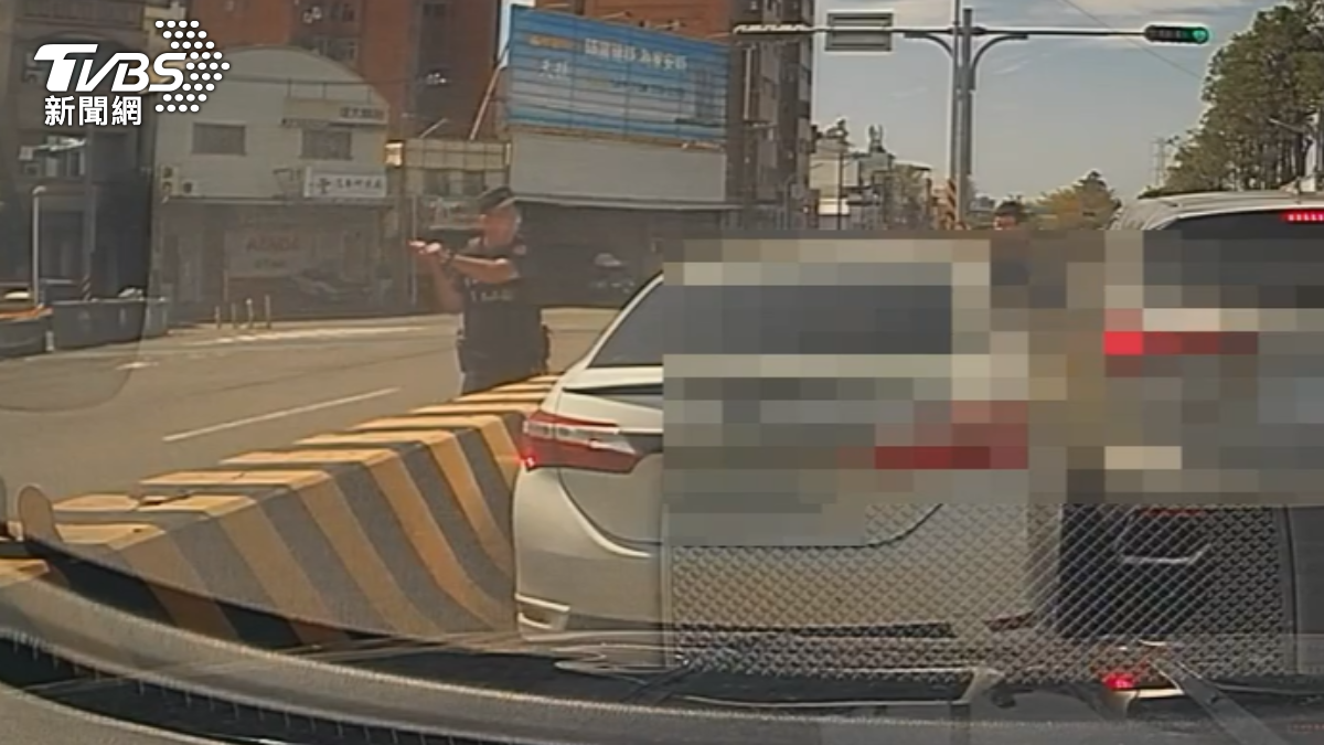 白色轎車賭上一把往左切,結果失控自撞分隔島,員警紛紛下車衝上前,不只破窗還持槍示警。(圖/TVBS)