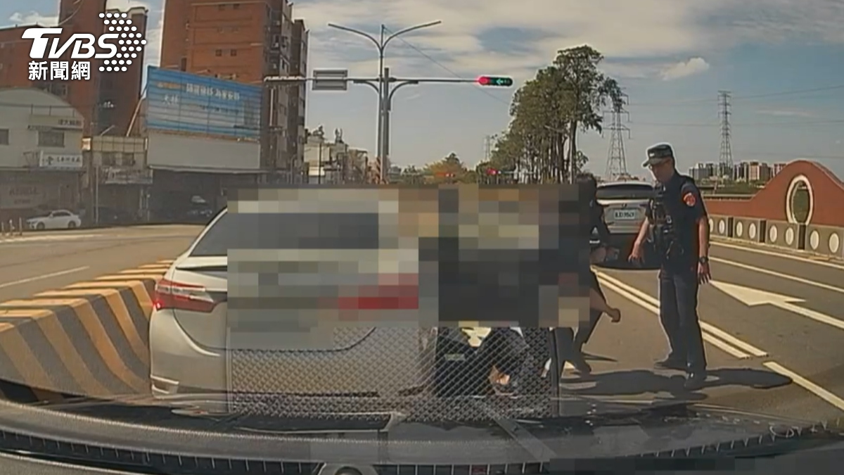 拿警棍敲破車窗,把駕駛從車內拉了出來,迅速將人壓制在地(圖/TVBS)