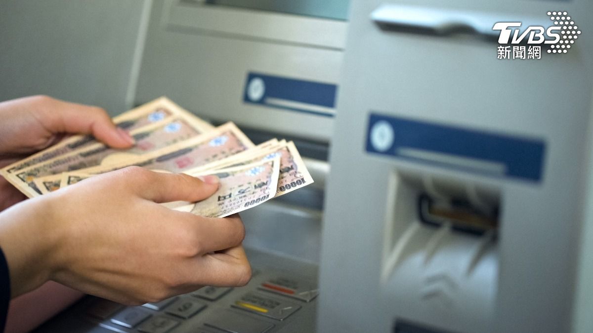 換日圓不用跑銀行!網推這家超商ATM「免手續費」 大讚匯率超優