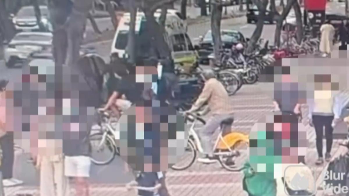 兩名櫃姐當場送醫治療。（圖／TVBS）