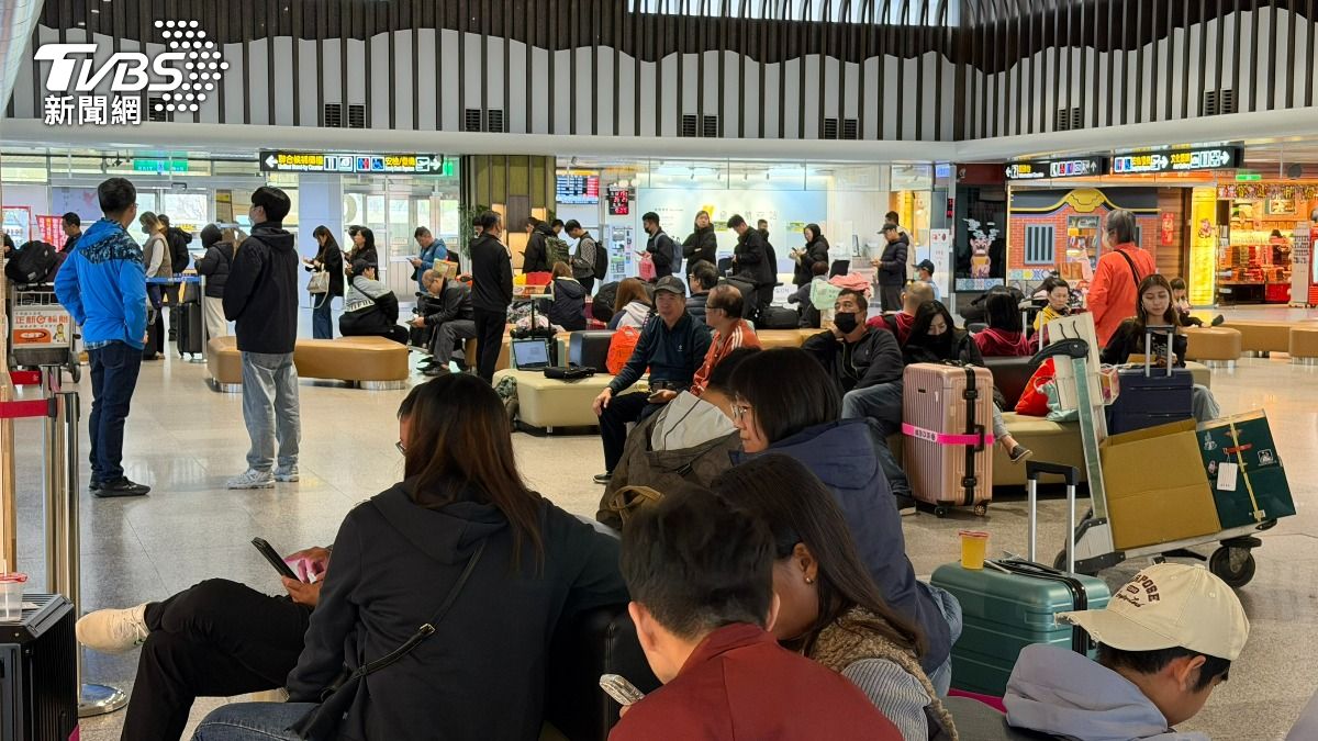 金門機場受濃霧影響的旅客。(圖/程子奕攝)