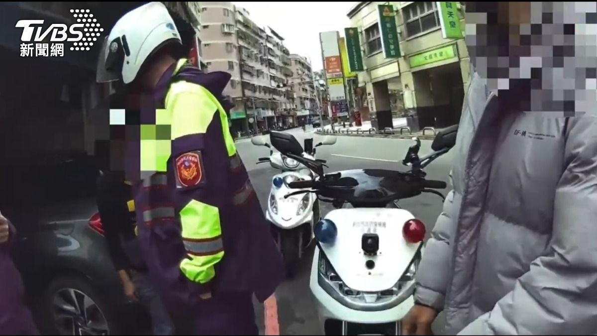 張男涉嫌毒駕,母親還藏有大量毒品,2人被警方逮捕送辦。(圖/TVBS)
