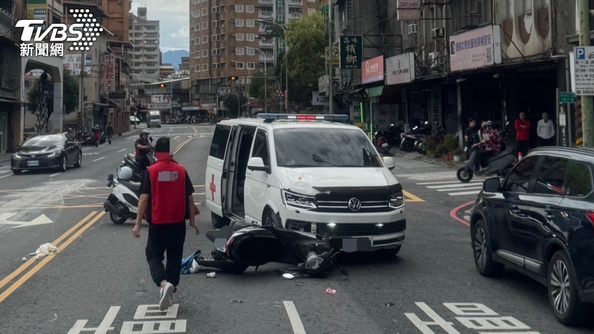 救護車逆向撞飛機車騎士。(圖/TVBS)