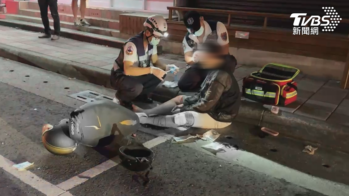 高雄鳳山王姓男子凌晨酒駕上路，不但車速快又沒在看路，直接衝撞路邊機車，機車翻了兩圈，人也破相受傷（圖／TVBS）