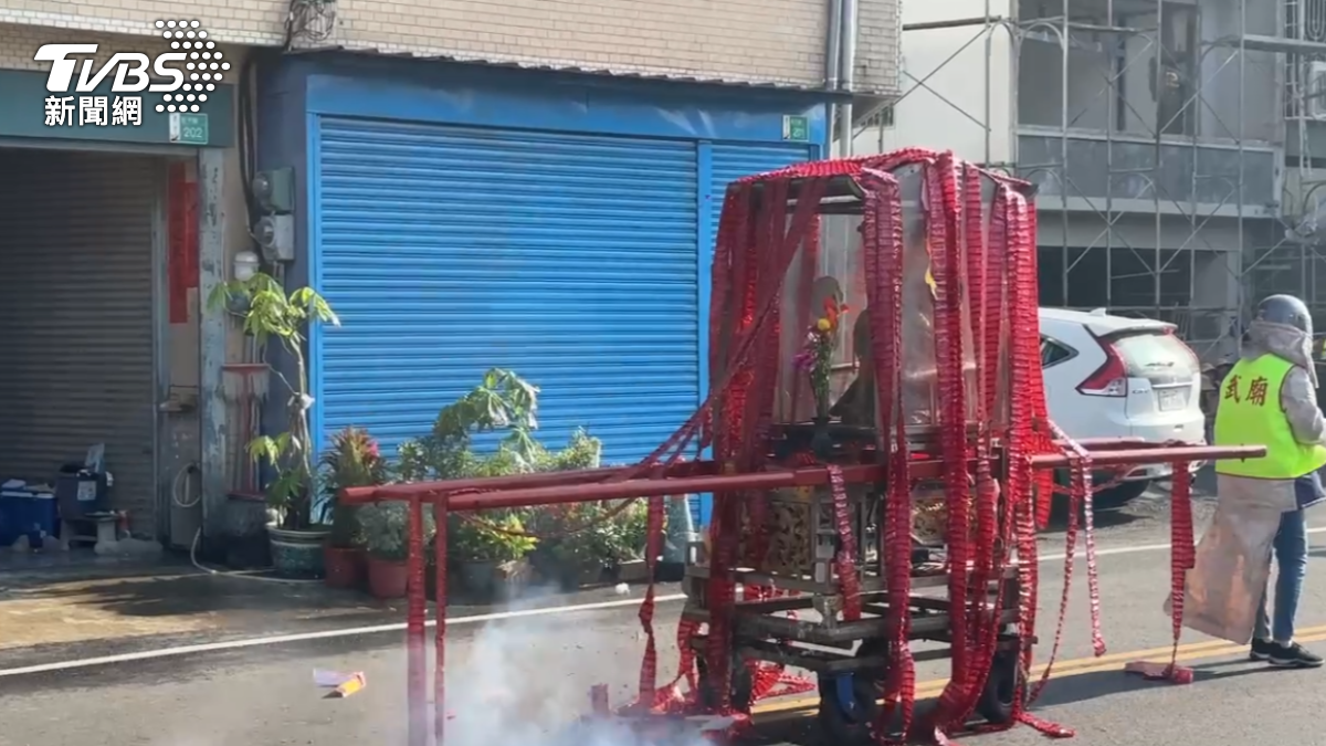 想要體驗刺激的民眾可以跟隨在神轎後面,親身感受衝蜂炮的滋味。(圖/TVBS)
