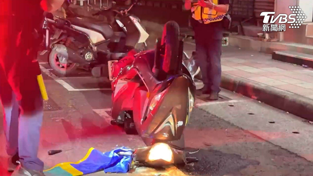 王姓男子車速快又沒在看路，直接衝撞路邊機車，機車空中翻了兩圈，坐墊噴飛，機車正好倒立在路中央（圖／TVBS）