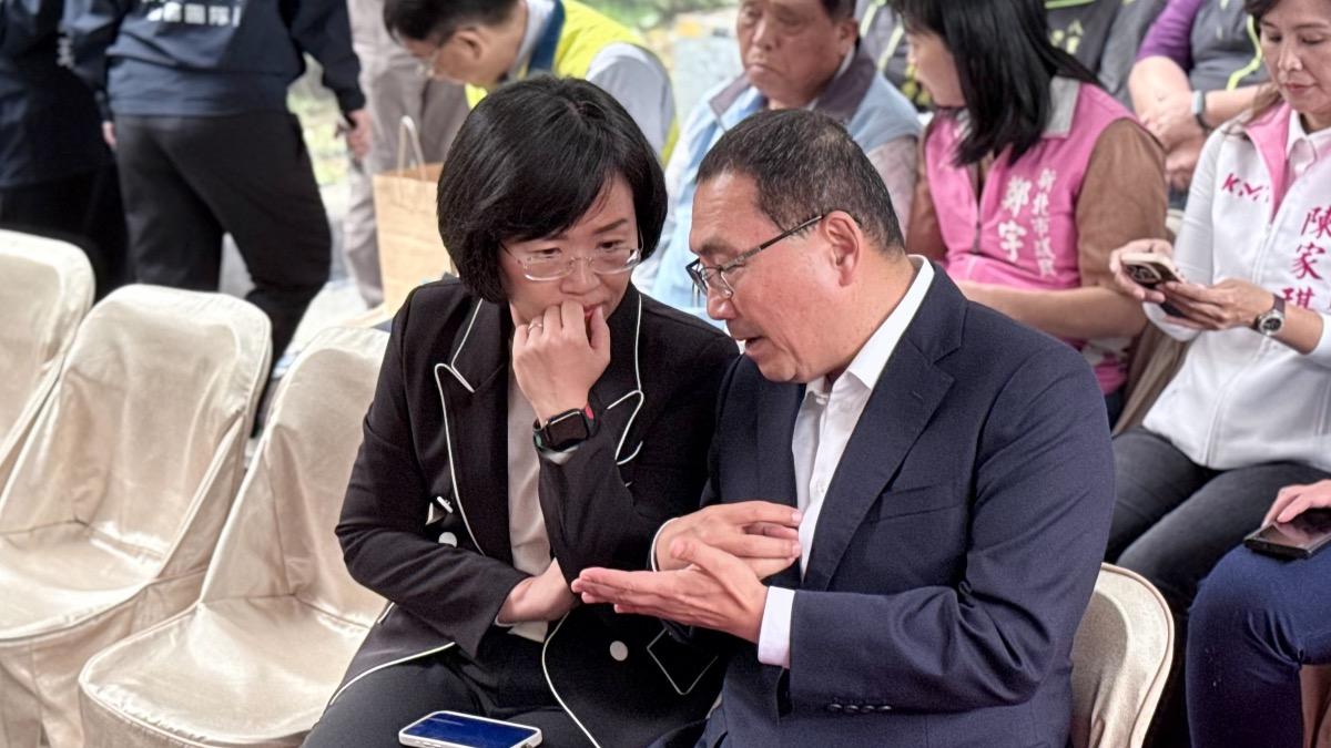 蘇巧慧與侯友宜頻頻交換意見。(圖/蘇巧慧辦公室提供)