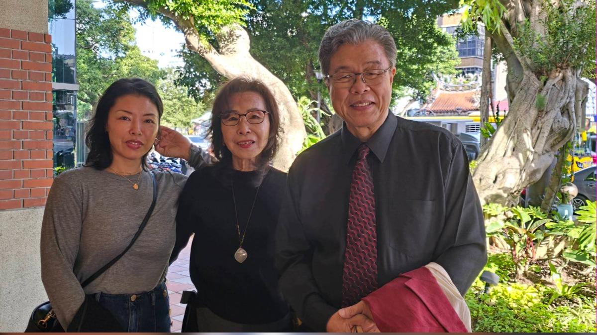 楊烈(右起)和老婆及女兒感情非常好。(圖/印太戰略智庫提供)
